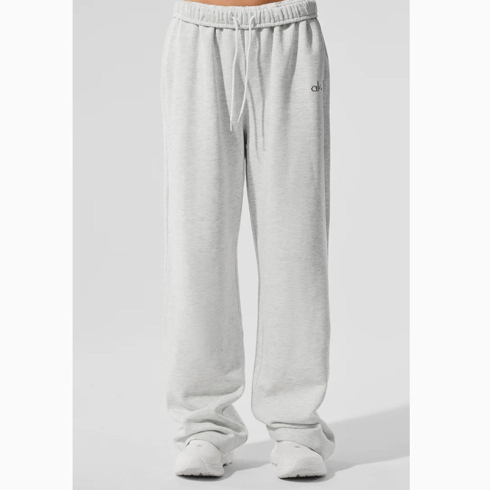 Alo Yoga Accolade straight leg sweatpants in white heather